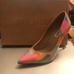 Woman’s Steve Madden multi-colored 3.5 inch pump: size 8M; never worn
